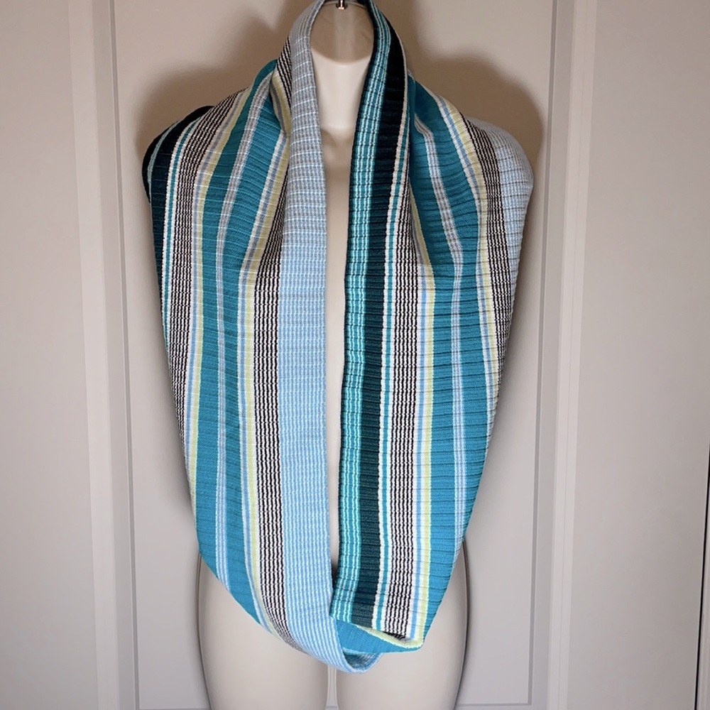 Per Se Patterned Scarf NWOT - Picture 3 of 7